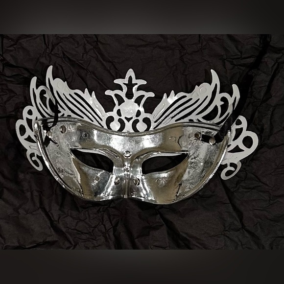 Unisex Glitter Silver Halloween Mask - Picture 3 of 5